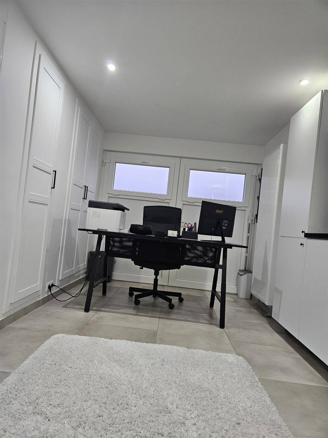 Bureau aménagé avec rangements sur mesure