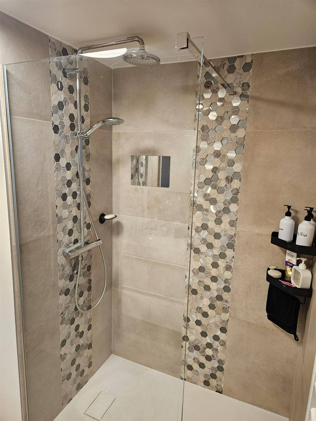 Douche italienne avec mosaïque hexagonale