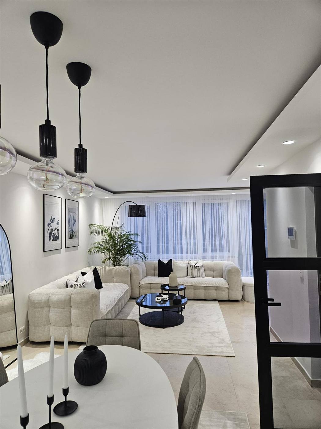 Salon et salle à manger aménagés avec suspensions design